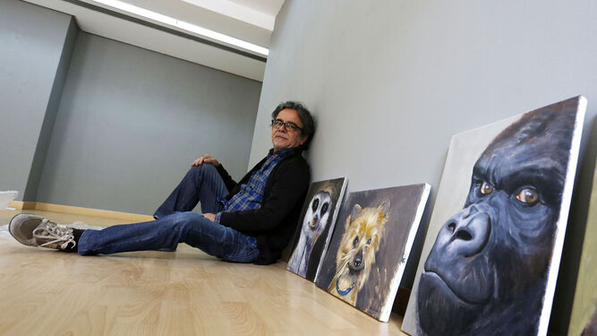 El pintor Juan Ángel González de la Calle, junto a algunas de 'sus' mascotas ayer durante el montaje de la exposición.