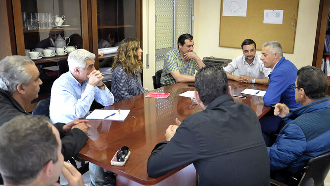 Un momento de la reunión de Díaz con responsables de Adecosur y del mercado de abastos 'Jerez Sur'.