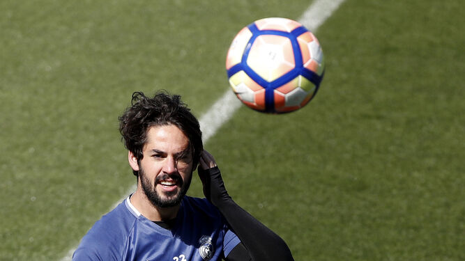 Isco juega con el balón durante un momento del entrenamiento del Madrid de ayer en Valdebebas.
