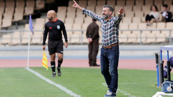José Carlos Conejero, entrenador del Estrella, presenció ayer el partido del XDFC en el palco junto a Dani Pendín.