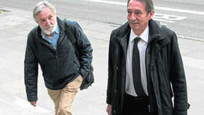 Fontdevila, ex consejero delegado de Adigsa, y su abogado, ayer en el juzgado.