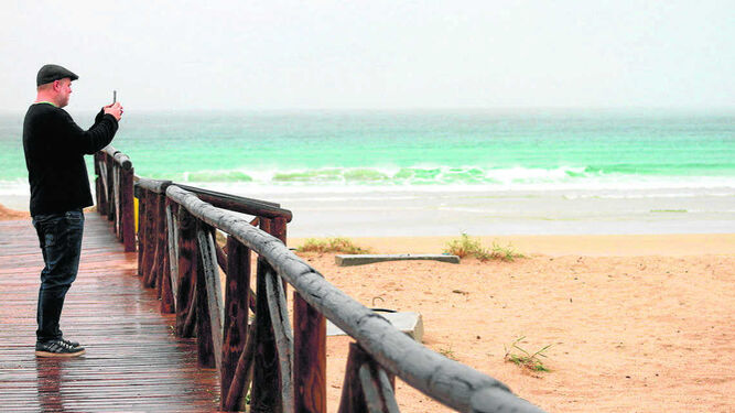 Un turista fotografía la playa de Zahara de los Atunes, en una imagen del pasado viernes.