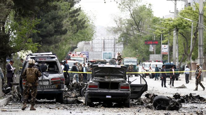Agentes afganos inspeccionan el lugar del atentado, ayer en Kabul.