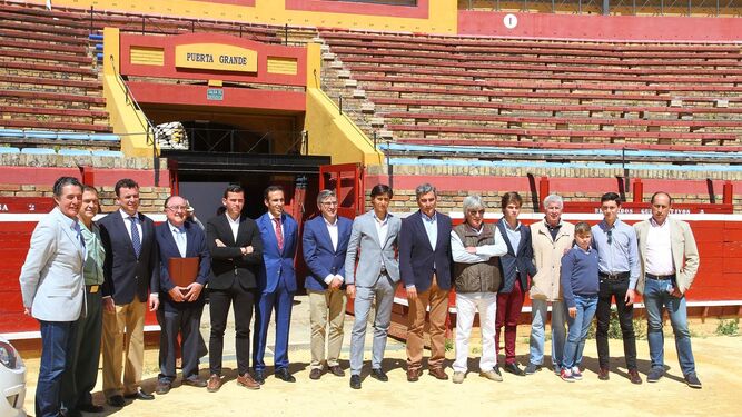 Autoridades, toreros, patrocinadores y organizadores posan sobre el ruedo de la plaza de toros de Huelva una vez finalizado el acto.