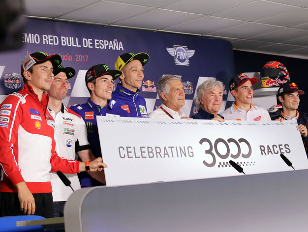Rueda de prensa oficial de MotoGP con los principales pilotos y &Aacute;ngel Nieto y Giacomo Agostini