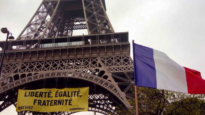 La pancarta colgada por Greenpeace en la Torre Eiffel.