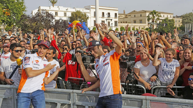 Márquez y Pedrosa   saludan, ayer, a la   afición a su llegada a Jerez.