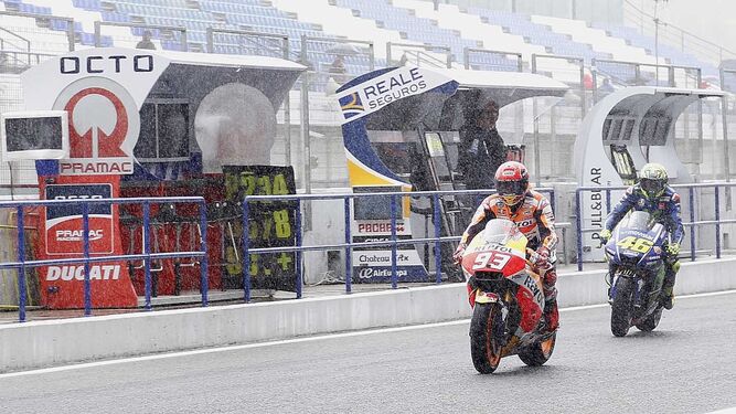 Márquez y Rossi entran en boxes durante la lluviosa jornada de entrenamientos de la mañana.