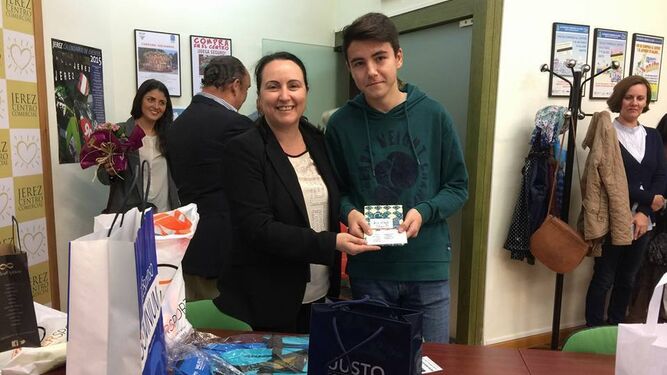 Nela García entregando el premio de la categoría juvenil del concurso de maquetas de Semana Santa a Jorge Lobato.