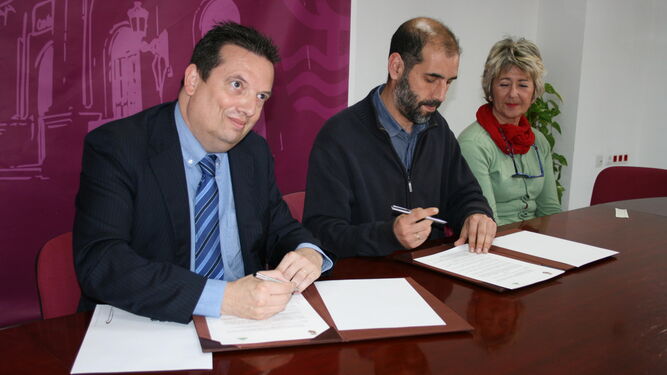 Chapelaud, Romero y Merello, en la firma del acuerdo.