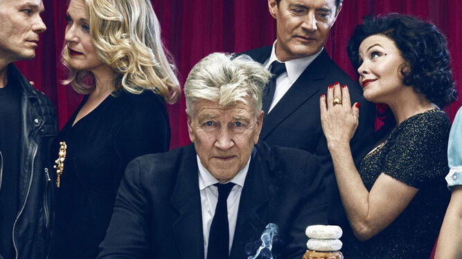 David Lynch con algunos de los actores de 'Twin Peaks' en 2017, incluido Kyle Maclachlan como el agente Cooper.