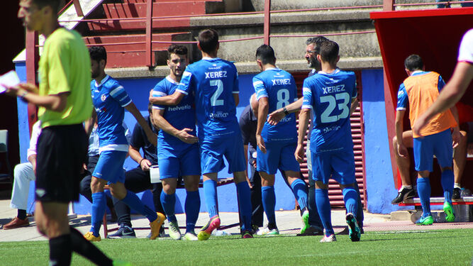 Los futbolistas del Xerez Deportivo FC celebran el gol de Álvaro Ramírez.