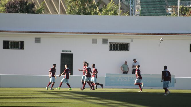 Los futbolistas del Arcos celebran el gol de Jacobo, que acabría sellando la segunda plaza para el equipo serrano.
