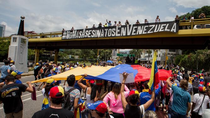 Un grupo de personas participaba el domingo en una manifestación contra la violencia en Caracas.