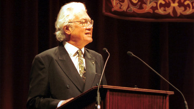 Hugh Thomas, en un acto en el Teatro Lope de Vega de Sevilla en 2003.