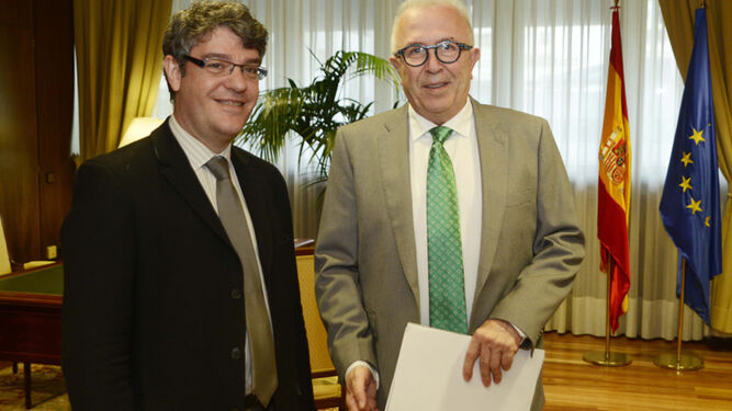 El ministro de Energía, Álvaro Nadal, y el consejero de Empleo, Empresa y Comercio, José Sánchez Maldonado, ayer en Madrid.