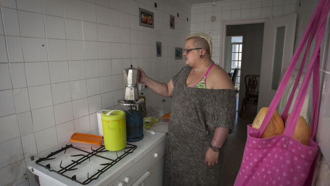 María Antonia, en la cocina de la casa que ha okupado tras ser desahuciada.