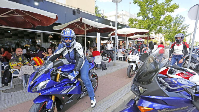 Un motero busca aparcamiento para su moto de gran cilindrada mientras rueda por el carril bici de la avenida de Arcos.
