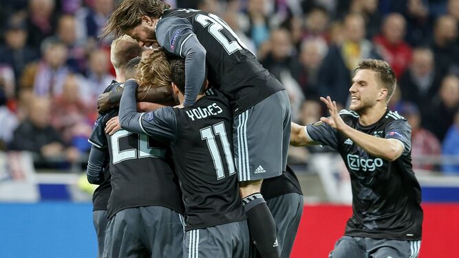 Los jugadores del Ajax celebran su gol.