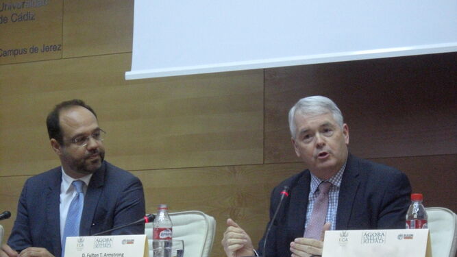 Antonio Díaz, profesor titular de Derecho Público de la Universidad de Cádiz, atiende las explicaciones de Armstrong (derecha), quien actualmente imparte clases en la 'American University'.