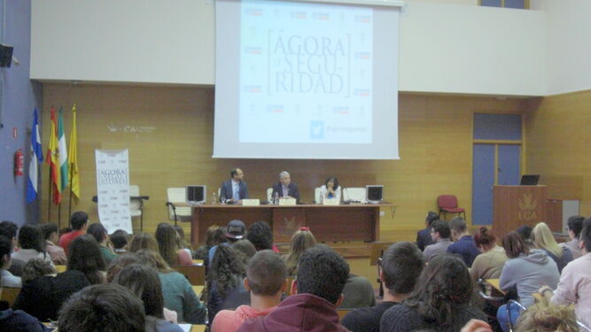 Unos 200 alumnos de la Universidad de Cádiz abarrotaron el salón para escuchar al conferenciante invitado en el 'Ágora de Seguridad/UCA-Eulen'.