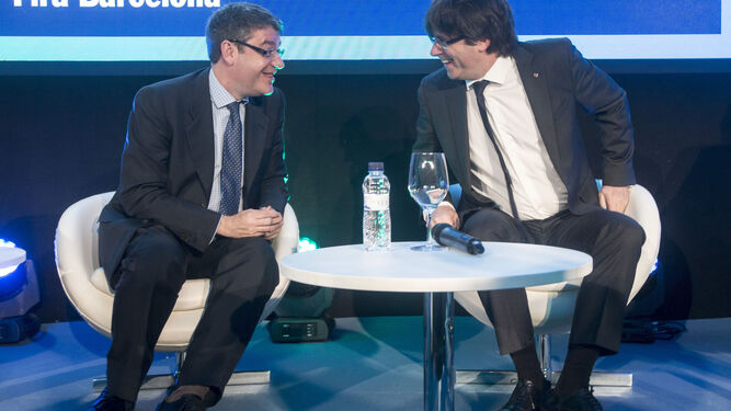 El ministro de Energía, Álvaro Nadal, sonríe mientras charla ayer en Barcelona con el 'president', Carles Puigdemont.