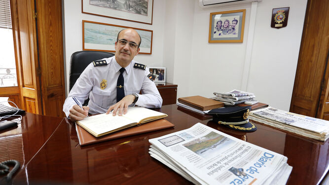El comisario Francisco García, ayer durante su firma en el libro de honor de Diario de Jerez.