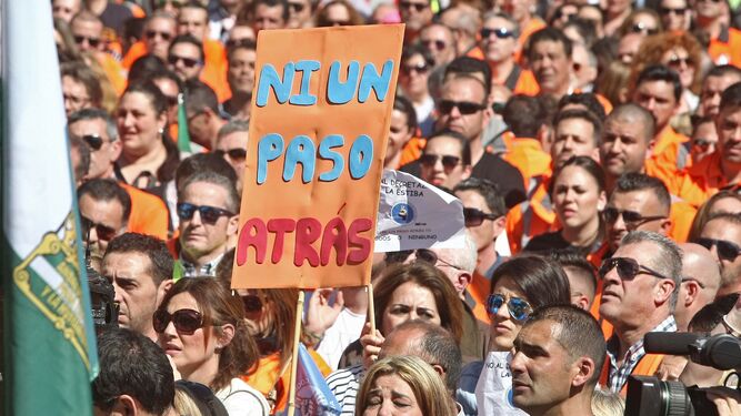 Un numeroso grupo de personas en la concentración de apoyo a la estiba celebrada en Algeciras en marzo.