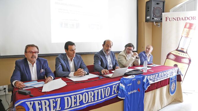Javier Gómez Vallecillo, detallando ayer el programa de su candidatura junto a Manolo Ruiz y varios miembros de su lista.