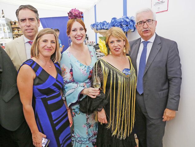 Irene Garc&iacute;a, Isabel Armario, Mamen S&aacute;nchez, Manuel Jim&eacute;nez Barrios y Rafael Navas, director de Diario de Jerez.