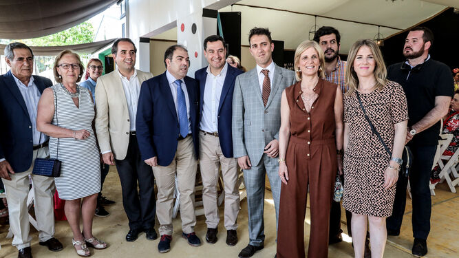 El político popular andaluz Juan Manuel Moreno Bonilla se pasó por la convivencia de los jóvenes empresarios y saludó a su presidente, Jesús Belgrano