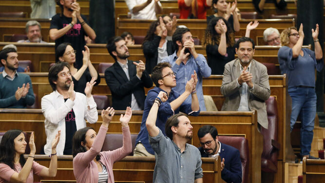 Los diputados de Unidos Podemos aplauden a los estibadores, que fueron desalojados del Congreso.