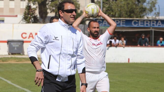 José Antonio Neva da instrucciones a sus jugadores en un partido en el Municipal de Chiclana.