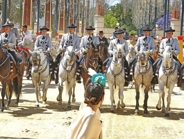 Jinetes y caballos de la Real Escuela, en ocho por la Feria del Caballo.