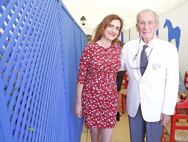 Rosa Joly y el doctor Carmelo Delf&iacute;n, en la caseta de Diario de Jerez.