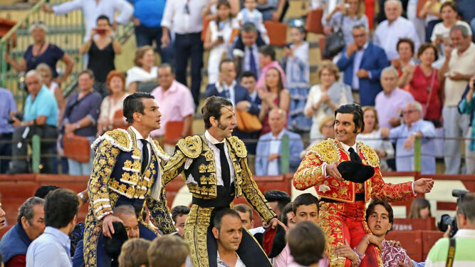 Manzanares, Padilla y Morante de la Puebla, en la salida a hombros en la plaza de Jerez.