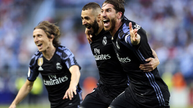 Ramos y Modric celebran con Benzema el segundo tanto.