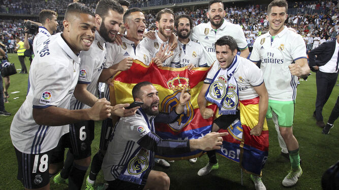 Los jugadores del Real Madrid celebran el título de Liga.