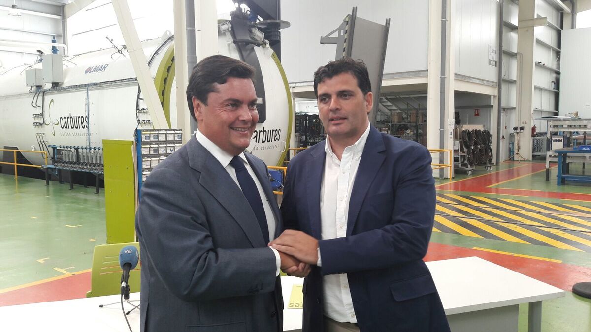 Borja Martinez-Laredo, estrechando la mano del presidente de la empresa Rafael Contreras
