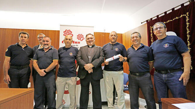 Representantes de la Agrupación Bomberos de Jerez posan con el obispo y Domouso, tras recibir su diploma.