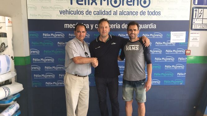 Vicente Vargas y Pedro Carrión, junto a Félix Moreno, patrocinador del quinto autobús que viajará a Lora.