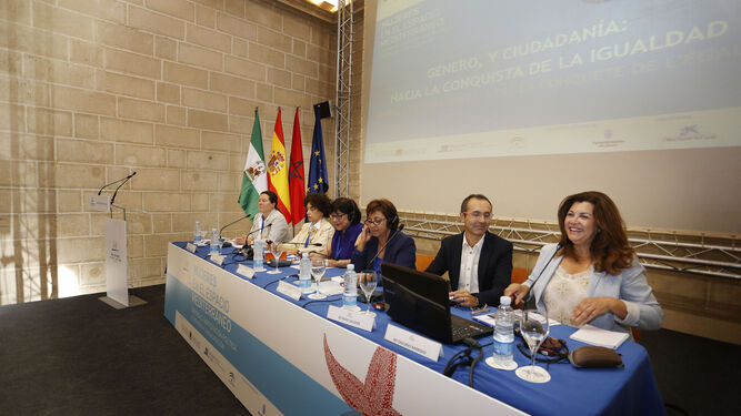 Imagen de la primera mesa celebrada ayer, presentada por Dolores Barroso.