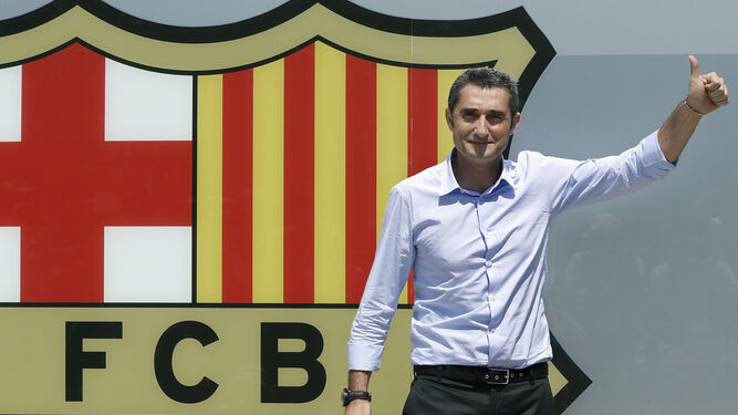 Ernesto Valverde posa junto al escudo azulgrana a la entrada de las oficinas del Barcelona.