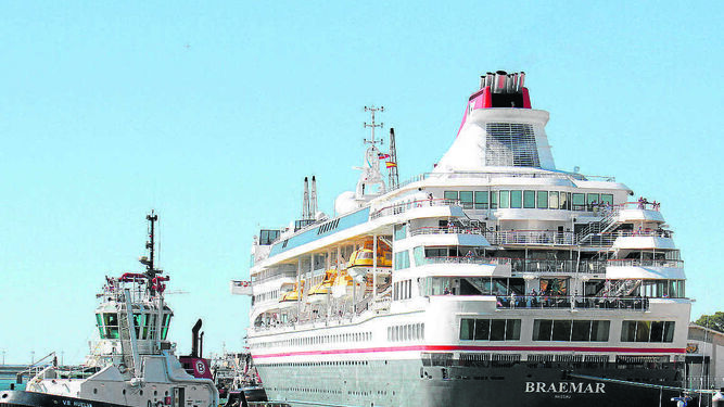 El buque ‘Braemar’ de la naviera noruega Fred Olsen es un cliente habitual del puerto de Cádiz.