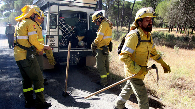 Un retén del Infoca en los trabajos de extinción de un incendio en Aljaraque, en julio del año pasado.