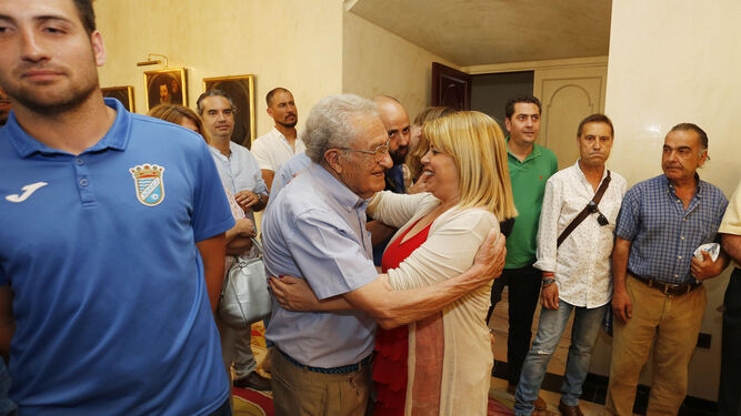 Mamen Sánchez saluda afectuosamente a Rafa Verdú, presidente de honor del club azulino.
