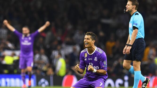 El árbitro alemán Felix Brych pita el final del partido y Cristiano Ronaldo festeja con alborozo su cuarta Champions, tercera con el Real Madrid.