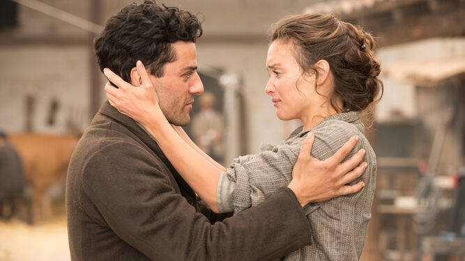Oscar Isaac y Charlotte Le Bon, en una escena de 'La promesa'.