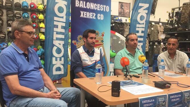 Juan Manuel Ruiz, Jesús de Mingo, Miguel Ángel Gallardo y Rafael Solís, en la presentación en Decathlon.