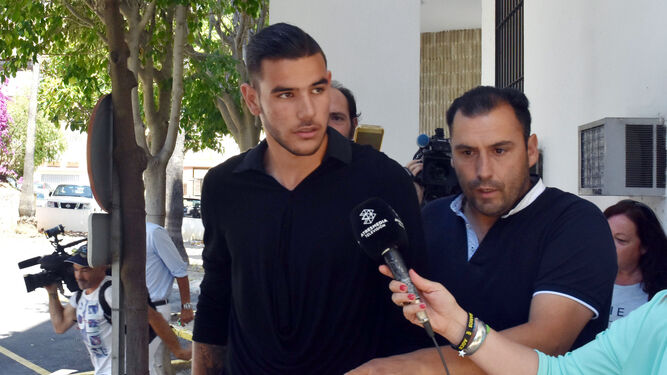 Theo Hernández a su salida de los juzgados de Marbella.